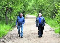 Luis Ángel Camino y Emilio García, de la asociación de vecinos, prueban la senda. ::                             PABLO NOSTI