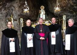 En el centro, Juan Antonio Menéndez, ayer, en la Santa Cueva, con el abad y los canónigos de Covadonga. ::                             E. C.