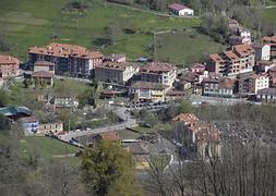 Arenas de Cabrales es una de las tres localidades del concejo donde está proyectado que se sustituyan los puentes para evitar embalsamientos de agua. ::                             NEL ACEBAL