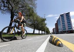 Una joven circula por el carril bici del Muro. ::                             JORGE PETEIRO