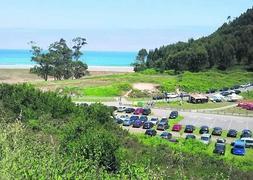 Aparcamiento de la playa de Rodiles, donde se comenzará a cobrar a partir del 1 de agosto. ::                             J. SIMAL