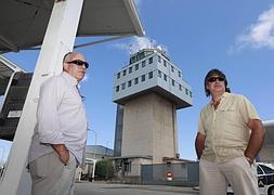 Ray Rodríguez y Marco Pidal, los controladores más veteranos de la torre de control del aeropuerto de Asturias. ::                             JORGE PETEIRO