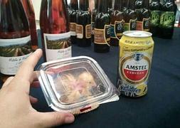 Regalan pollitos vivos metidos en tuppers por la compra de una cerveza en Tarragona