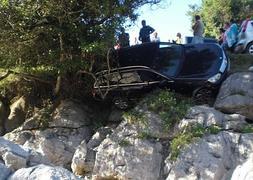 Dos heridos al precipitarse un coche por un acantilado en la playa de Buelna, Llanes