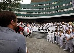 Manifestación de personal sanitario en el HUCA contra los recortes el pasado año. / PETEIRO