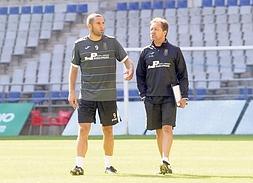 Granero conversa con Diego Cervero en un entrenamiento en el Carlos Tartiere. ::                             ÁLEX PIÑA