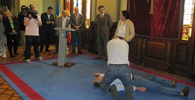 Acto celebrado en la Junta General del Principado con motivo del Día Europeo del Paro Cardíaco, al que ha asistido el consejero de Sanidad, Faustino Blanco