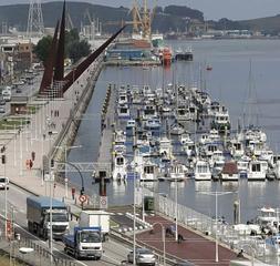 Vista aérea del puerto deportivo en la avenida de Conde de Guadalhorce, con el paseo de la ría y la escultura 'Avilés', de Benjamín Menéndez. ::                             MARIETA