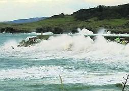 Fuertes vientos y grandes olas mantienen la región en alerta naranja