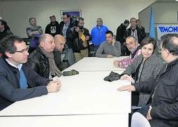 Los trabajadores impiden que Tenneco les corte el gas y creen que hoy intentará dejarles sin luz