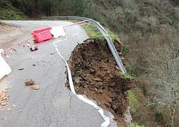 Recomiendan instalar una malla para proteger la carretera del faro de Luarca