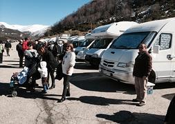 Las autocaravanas aparcan en Pajares y tendrán su propio espacio en L'Angliru