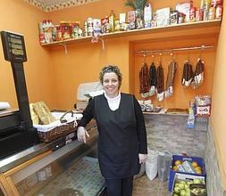 Carmen Lobeto, en su primera mañana de trabajo en Pinzales nada más abrir las puertas de 'La tienda de Carmela'. ::                             JOAQUÍN PAÑEDA