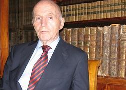 Gonzalo Anes, en su domicilio de Navia. / ISABEL GÓMEZ