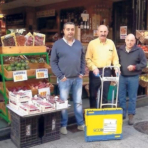 Uno de los carteros recoge el pedido en Casa Muñiz.