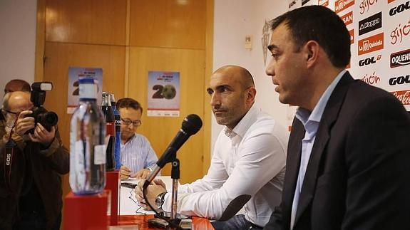 Abelardo, ayer, junto a Raúl Lozano, en su presentación como técnico del primer equipo. 