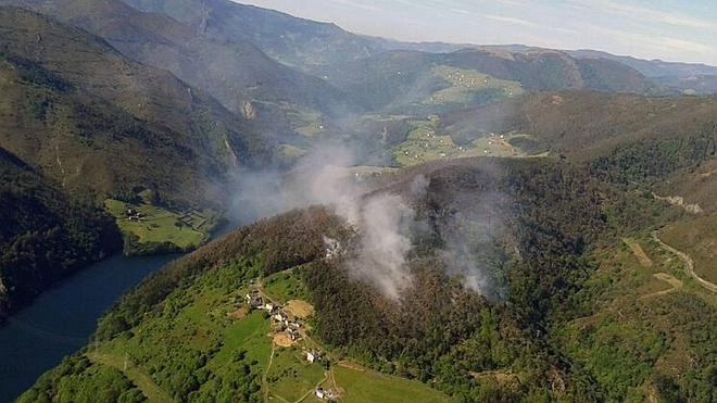 Vista aérea de la zona en la que se produjo el incendio en la parroquia de Serandinas.