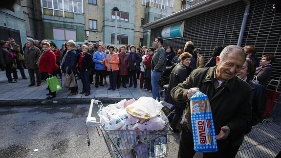 Protesta contra el cierre de los economatos.