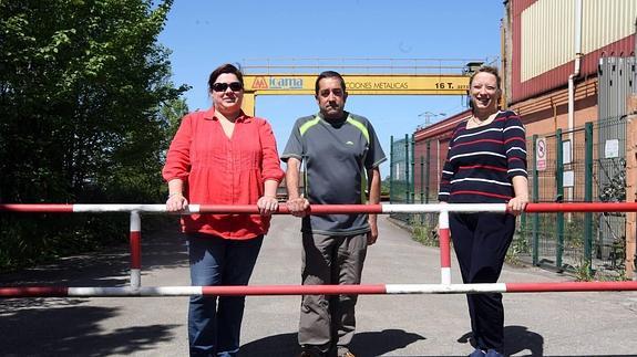 De izquierda a derecha, Mónica Fernández, Alberto Rodríguez y Covadonga Hevia, ayer, en las instalaciones de Joama S.L.