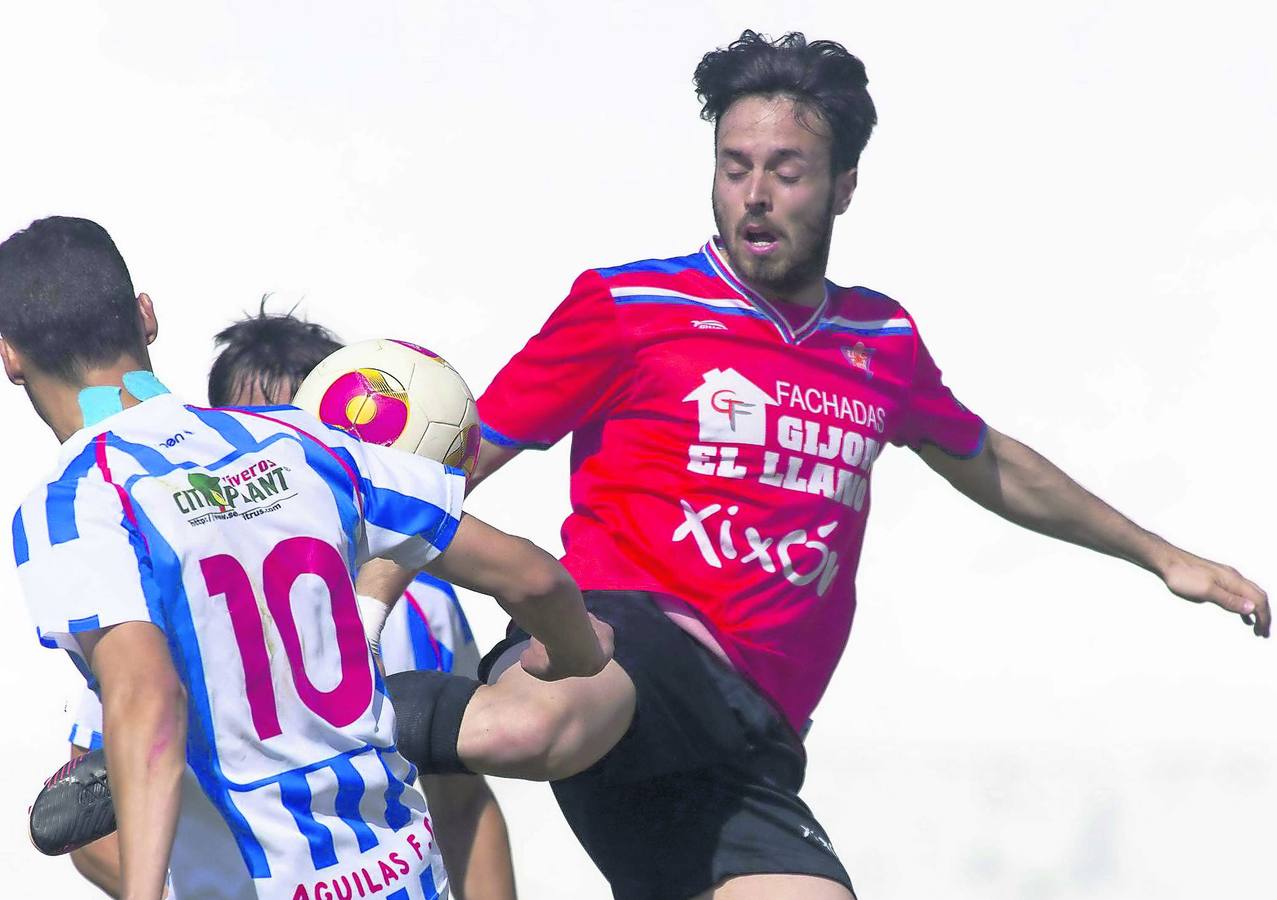 Juan Carlos, del Ceares, pugna el balón con un jugador del Águilas, en el partido celebrado ayer en el campo de El Rubial.