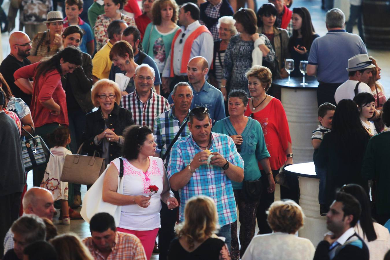 Visitantes durante la última jornada de la Feria del Queso y el Vino, ayer.