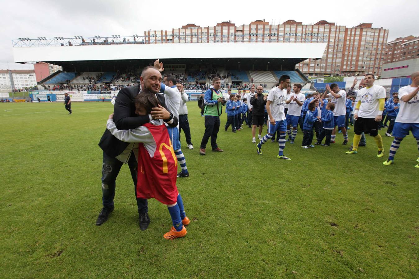 El entrenador Josu Uribe abraza a su hijo al finalizar el partido de Liga de Segunda División B entre el Real Avilés y el Zamora