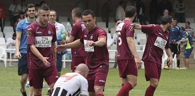 Geni y Pascual se dirigen a consolar a Marcos Rodríguez tras la finalización del encuentro en el estadio de Cartagonova