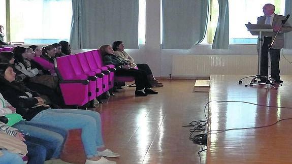 Valeriano Claros participó en una charla en el IES de Llanera. 