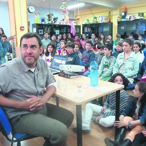 Tom Fernández descubre los misterios del cine a los estudiantes del Peña Tu