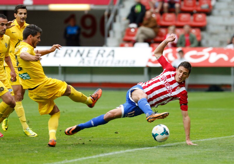 Scepovic intenta un remate acrobático.