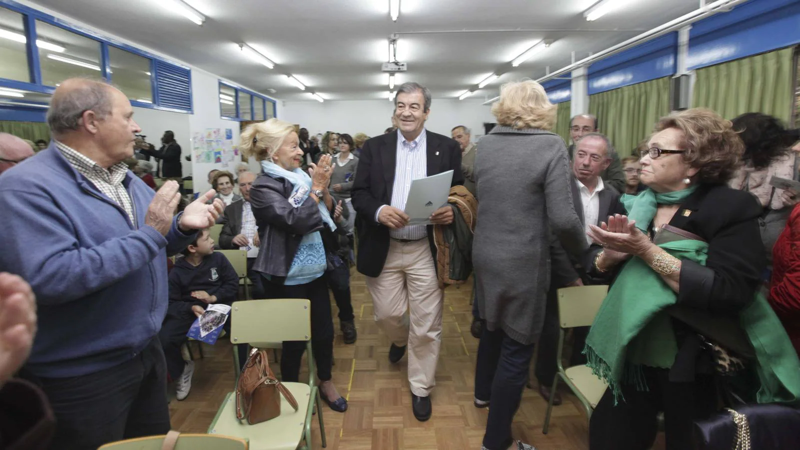 Cascos, ayer, al comienzo del mitin en Avilés. 