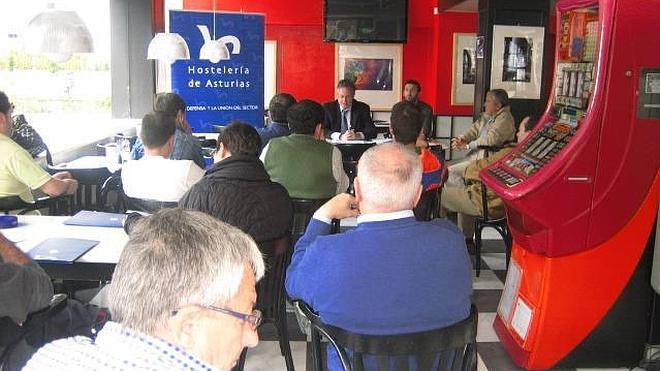 Reunión de los hosteleros celebrada ayer en Piloña.