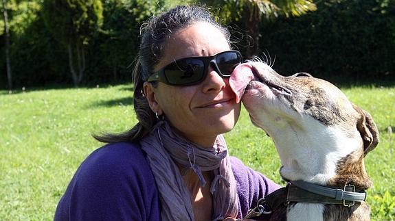 Leticia Sierra recibe un gesto cariñoso de su perro, un cachorro de apenas cinco meses.