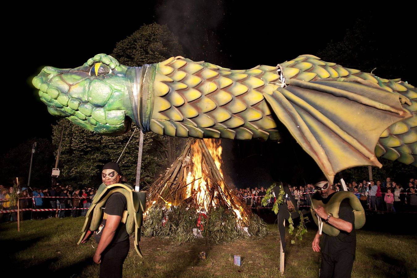 Quema de la hoguera de San Juan, en Trasona, en 2013 