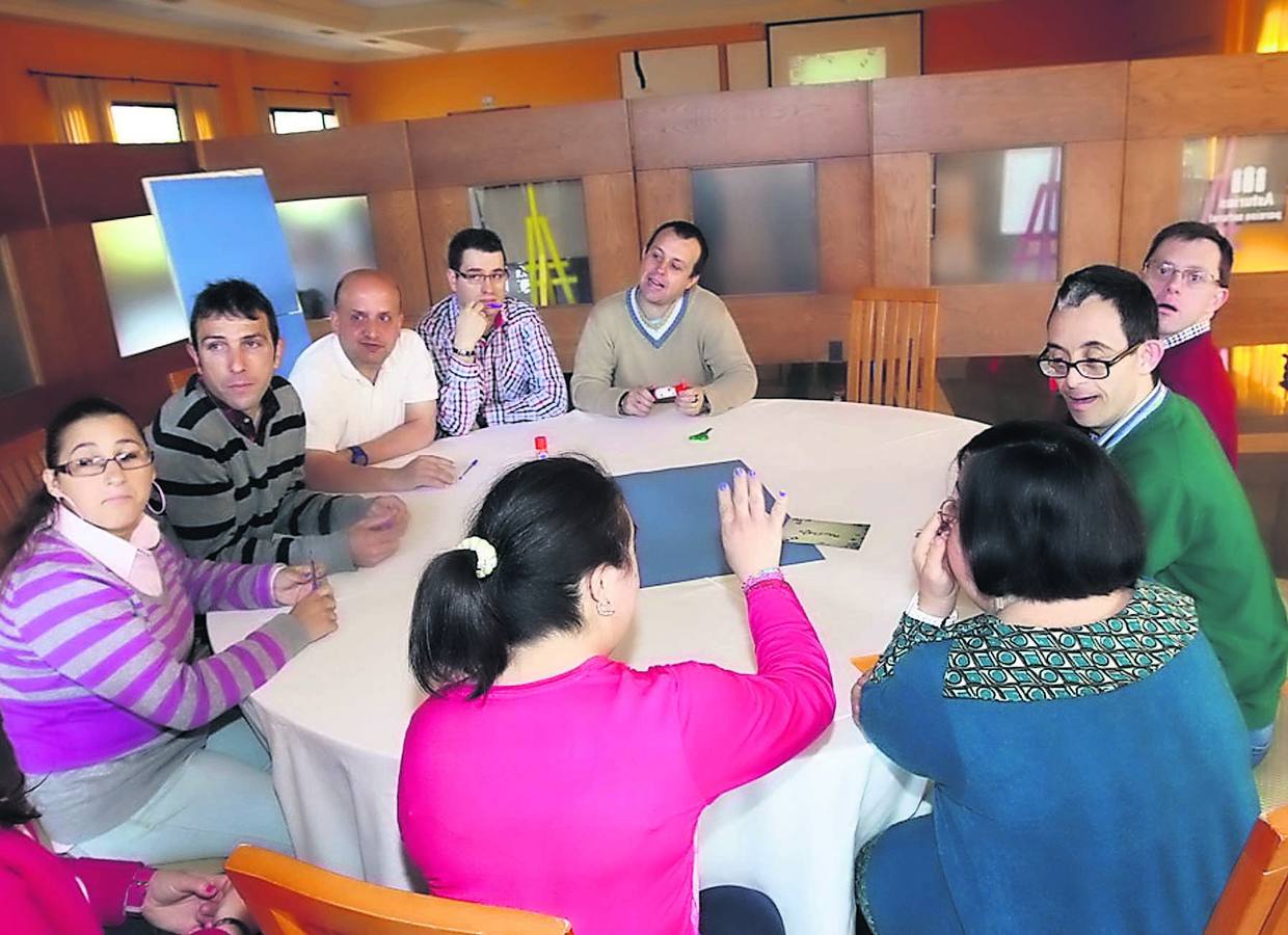 Jóvenes de varias asociaciones de discapacitados intelectuales, ayer, en Noreña. 