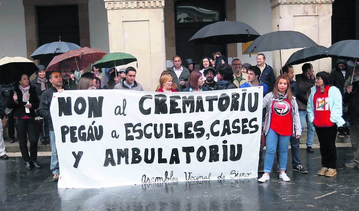 Representantes de la Plataforma, ayer, en Siero. 