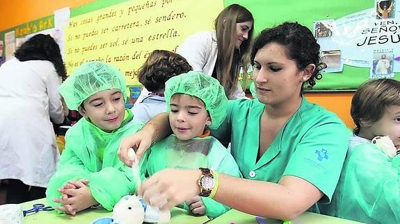 Los niños aprendiendo a ser doctores en un colegio.