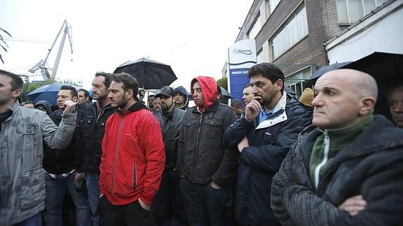 Los trabajadores de la factoría se concentraron a primera hora frente a las puertas de la misma. 