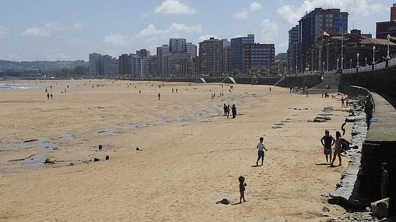 El Ayuntamiento ha solicitado rellenar parte de la playa con arena del Piles.