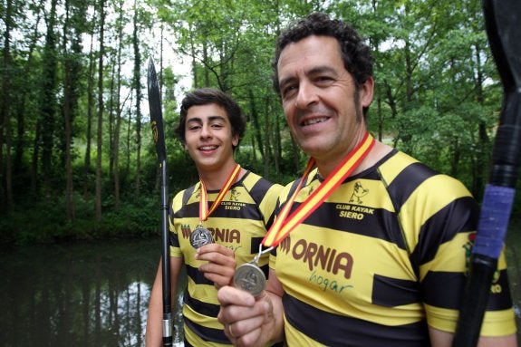 Ramón y Jaime Noval mostrando sus medallas. 