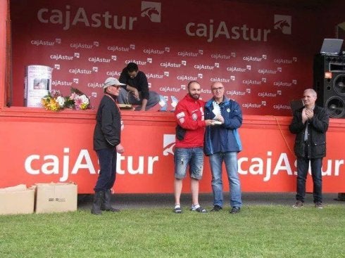 José Luis López Somoano  recoge su trofeo.