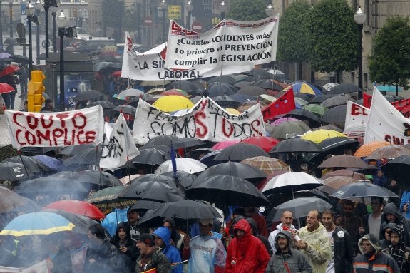 Unas dos mil persona participaron en la manifestación que partió del astillero. 