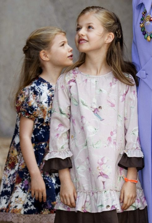 Leonor, en primer término, con su hermana Sofía detrás, en abril en Palma. 