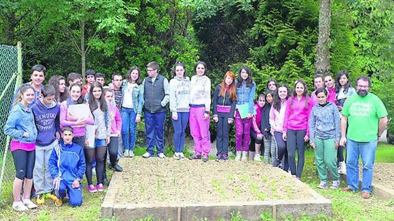 Los alumnos encargados del huerto ecológico, junto a Luis Antuña, coordinador del proyecto.