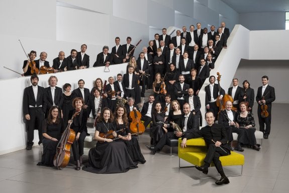 La Orquesta Sinfónica de Asturias (OSPA) con su director, Rossen Milanov, en primer término. 