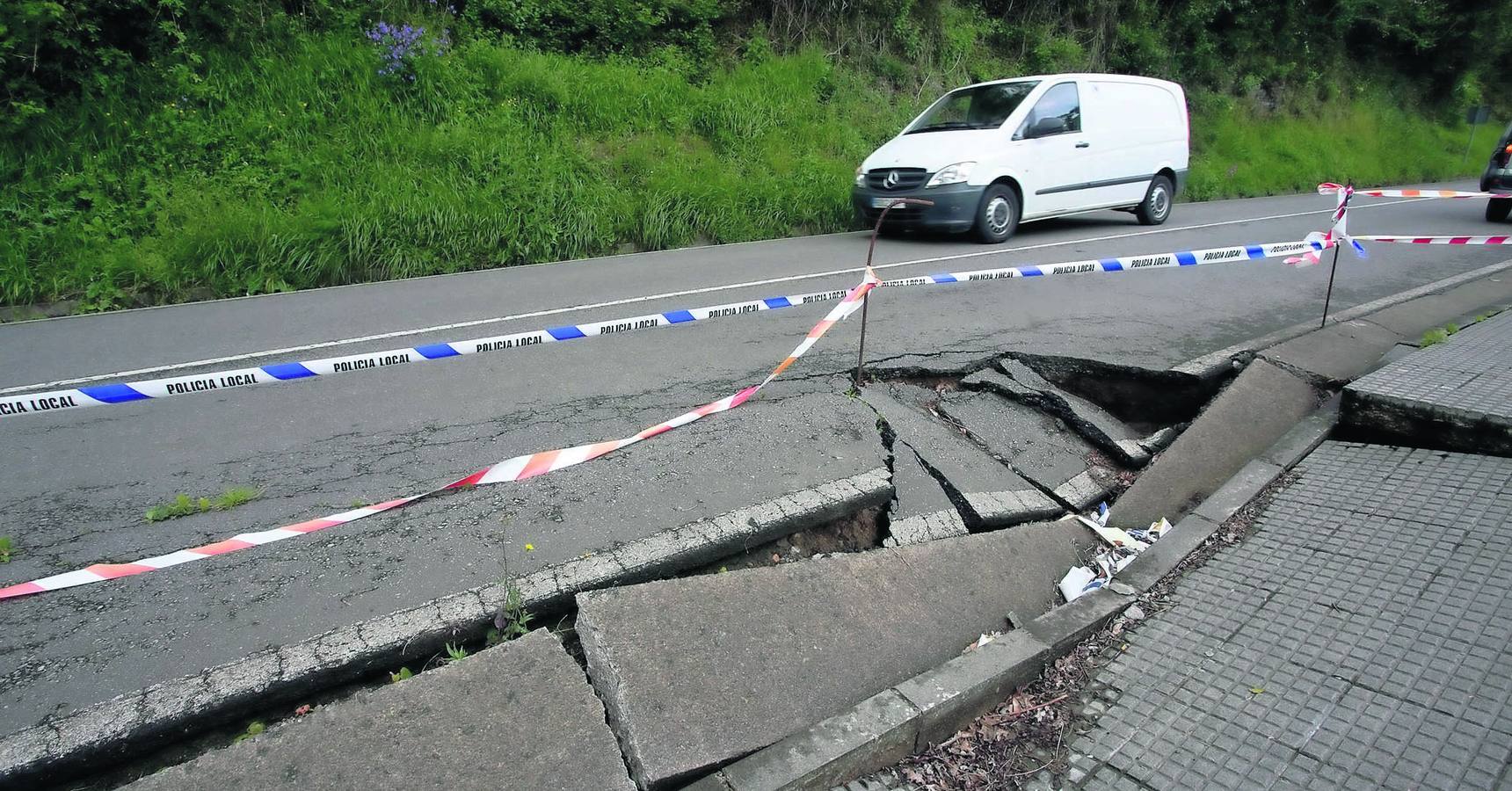 Hundimiento que presenta la carretera AS-257 entre Colunga y Lastres, junto al acceso a la playa de la Griega.