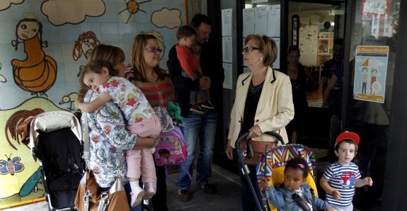 Familiares de alumnos de la Escuela Infantil María Balbín, ante las puertas del centro, ayer por la tarde. 