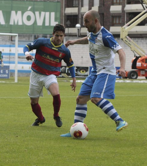 Dani López se dispone a golpear el balón en presencia de Álex Cruz. 