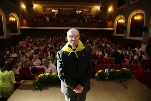 Don Luis Álvarez, quien fuera sacerdote de la ciudad de Cangas de Onís durante 30 años, ejerció ayer de pregonero en las fiestas de San Antonio. 