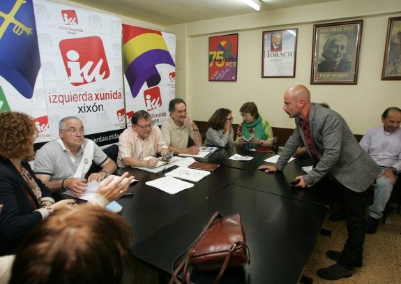 Francisco Santianes, Jesús Iglesias y Jorge Espina, en la tertulia sobre la reforma local celebrada ayer en la sede de IU en Gijón. 